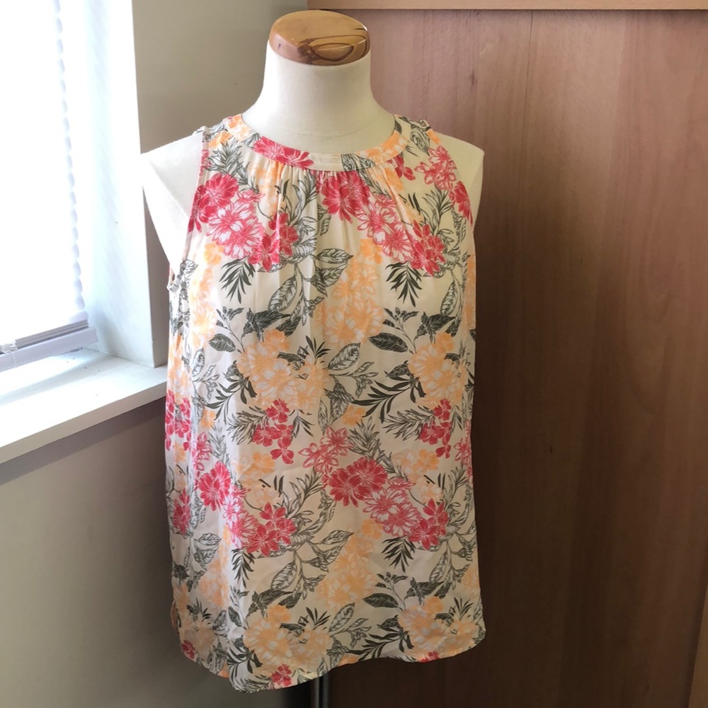 Gorgeous floral top!